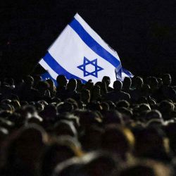 Miembros de la comunidad judía australiana sostienen una bandera israelí durante un servicio conmemorativo en Sídney. Foto de DAVID GRAY / AFP | Foto:AFP