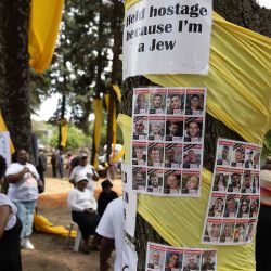Un grupo de personas que apoyan a la comunidad judía sudafricana en una vigilia junto a una exposición temporal en el primer aniversario del ataque de Hamás a Israel. Foto de Phill Magakoe / AFP | Foto:AFP