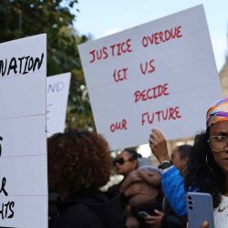 Miembros de la comunidad chagosiana se reúnen con pancartas y carteles frente al parlamento para protestar contra la decisión del gobierno de entregar las islas Chagos a Mauricio. Foto de Adrian DENNIS / AFP  | Foto:AFP