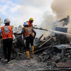 Bomberos de defensa civil palestinos extinguen un incendio en un edificio de Khan Yunis, en el sur de la Franja de Gaza. Foto de BASHAR TALEB / AFP | Foto:AFP