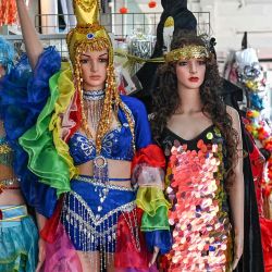 En una vitrina de una tienda se muestran maniquíes vestidos con trajes hechos de materiales sintéticos y plásticos en Singapur. Foto de Roslan RAHMAN / AFP | Foto:AFP