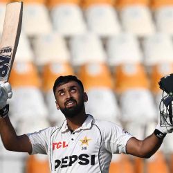 Abdullah Shafique de Pakistán celebra durante el primer día del primer partido de cricket entre Pakistán e Inglaterra en el Multan Cricket Stadium en Multan. Foto de Aamir QURESHI / AFP | Foto:AFP