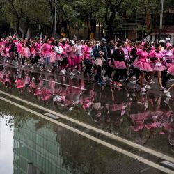 La carrera "Barbie Run" en las modalidades de 3K, 5K y 10K corren junto a un charco de agua a lo largo de la Avenida Reforma en la Ciudad de México. Foto de Yuri CORTEZ / AFP | Foto:AFP