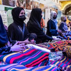Las mujeres exhiben ropa y alfombras durante la Tercera Exposición Nacional e Internacional Imán Abu Hanifa en el Centro Internacional de Exposiciones de Afganistán en Kabul. Foto de Wakil KOHSAR / AFP | Foto:AFP