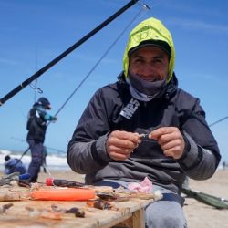 El viento complicó a los pescadores, el mar no se encontró en su mejor estado, pero permitió que muchas brótolas se acerquen a la costa y se capturen numerosos ejemplares. 