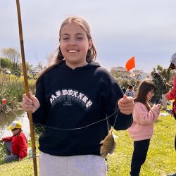 Notable afluencia de niños y niñas a una propuesta piscatoria que es muy importante pensando en inculcar la pasión por la pesca deportiva a los más chicos. 