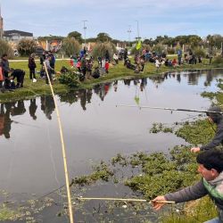 Notable afluencia de niños y niñas a una propuesta piscatoria que es muy importante pensando en inculcar la pasión por la pesca deportiva a los más chicos. 