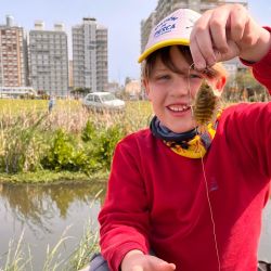 Notable afluencia de niños y niñas a una propuesta piscatoria que es muy importante pensando en inculcar la pasión por la pesca deportiva a los más chicos. 