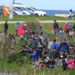 Notable afluencia de niños y niñas a una propuesta piscatoria que es muy importante pensando en inculcar la pasión por la pesca deportiva a los más chicos. 