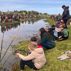 Notable afluencia de niños y niñas a una propuesta piscatoria que es muy importante pensando en inculcar la pasión por la pesca deportiva a los más chicos. 