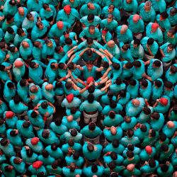 Los integrantes del equipo de "Castellers de Vilafranca" forman un 'castell' (torre humana) en Tarragona. Foto LLUIS GENE / AFP | Foto:AFP