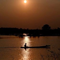 Un hombre navega en un barco por el río Mekong mientras el sol se pone en Vientiane. Foto de Nhac NGUYEN / AFP | Foto:AFP