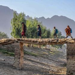 Afganos cruzan una pasarela sobre un canal en el distrito de Arghandab, en la provincia de Kandahar. Foto de Sanaullah SEIAM / AFP | Foto:AFP