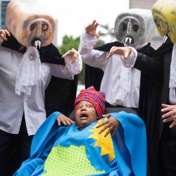 Manifestación contra el uso continuo de combustibles fósiles, afuera del lugar donde se lleva a cabo la Conferencia de la Semana del Petróleo de África. Foto de RODGER BOSCH / AFP | Foto:AFP