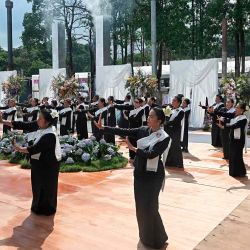 Ritos funerarios budistas en la escuela Wat Khao Phraya Sangkharam en Uthai Thani, durante la cremación de víctimas del incendio del autobús. Foto de Lillian SUWANRUMPHA / AFP | Foto:AFP