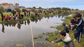 Notable afluencia de niños y niñas a una propuesta piscatoria que es muy importante pensando en inculcar la pasión por la pesca deportiva a los más chicos.