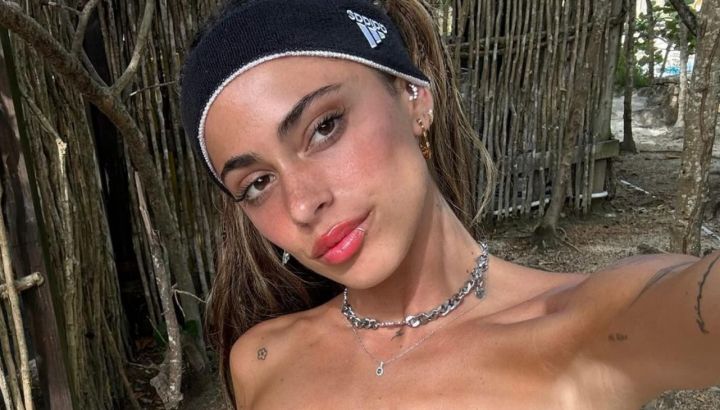 Desde Nueva York, Tini Stoessel posó con una camisa abierta al borde de la censura y prendió fuego la red