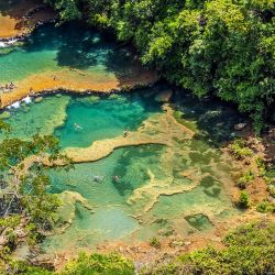 Guatemala ofrece historia maya y española, pero también una naturlaeza exuberante.