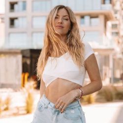 Stephanie Demner muestra como llevar los jeans a otro nivel en primavera 2024