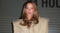 Estilo elegante y sobrio: el look de Tini Stoessel con un abrigo largo en tono beige claro como protagonista