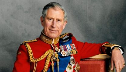 El rey Carlos III está en el centro de la polémica por sus gastos millonarios. Desde trajes de lujo hasta muebles personales transportados en camiones, sus caprichos generan indignación en Reino Unido.
