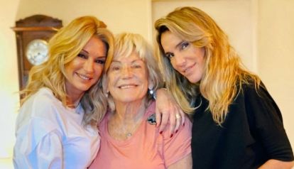 Yanina Latorre, su hermana Maite Arruza y su familia