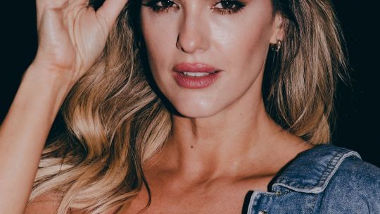 Mery del Cerro tiene la combinación perfecta de denim y cuero para las noches de verano 2025