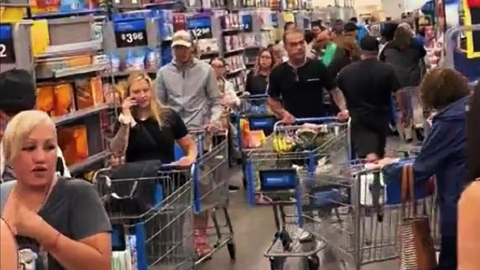 Walmart en Florida suministra provisiones por el paso del huracán Milton