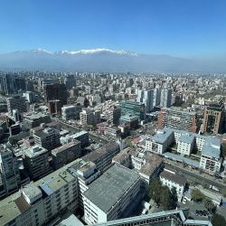 El AC Costanera está en una torre vidriada, conecta directamente con el Costanera Mall y el lobby está en el piso 