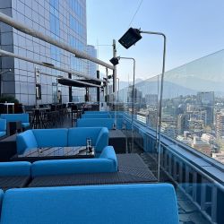 El AC Costanera está en una torre vidriada, conecta directamente con el Costanera Mall y el lobby está en el piso 