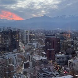 El AC Costanera está en una torre vidriada, conecta directamente con el Costanera Mall y el lobby está en el piso 