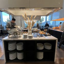 El AC Costanera está en una torre vidriada, conecta directamente con el Costanera Mall y el lobby está en el piso 