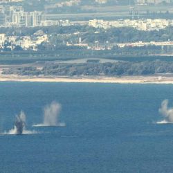 Restos de proyectiles interceptados por los sistemas de defensa aérea israelíes caen en el mar Mediterráneo en la bahía de Haifa. Foto de Jack Guez / AFP | Foto:AFP
