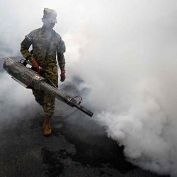 Un soldado rocía insecticida para combatir los mosquitos Aedes Aegypti, vector del dengue, en una casa de San Salvador. Foto de Marvin RECINOS / AFP | Foto:AFP