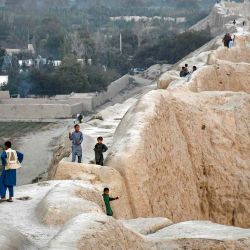Niños afganos juegan sobre el antiguo muro de la provincia de Balkh. Foto de Atif ARYAN / AFP | Foto:AFP