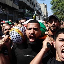 Los dolientes palestinos caminan en la procesión fúnebre de Issam Sallaj, el líder del grupo militante Brigada Balata asesinado. Foto de Zain JAAFAR / AFP | Foto:AFP