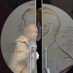 Una mujer abre la puerta para salir de la Academia Sueca antes del anuncio del ganador del Premio Nobel de Literatura 2024 en Estocolmo, Suecia. Foto de Jonathan NACKSTRAND / AFP | Foto:AFP