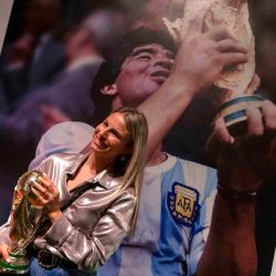 Un periodista posa junto a una fotografía del exfutbolista argentino Diego Maradona, en la muestra Diego Vive en Barcelona. Foto de Josep LAGO / AFP  | Foto:AFP