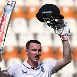 Harry Brook de Inglaterra celebra después de anotar un triple siglo durante el partido de cricket de prueba entre Pakistán e Inglaterra. Foto de Aamir QURESHI / AFP | Foto:AFP