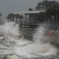 Las olas se estrellan en el muelle de St. Pete en San Petersburgo, Florida, mientras se espera que el huracán Milton toque tierra. Foto de Bryan R. SMITH / AFP | Foto:AFP