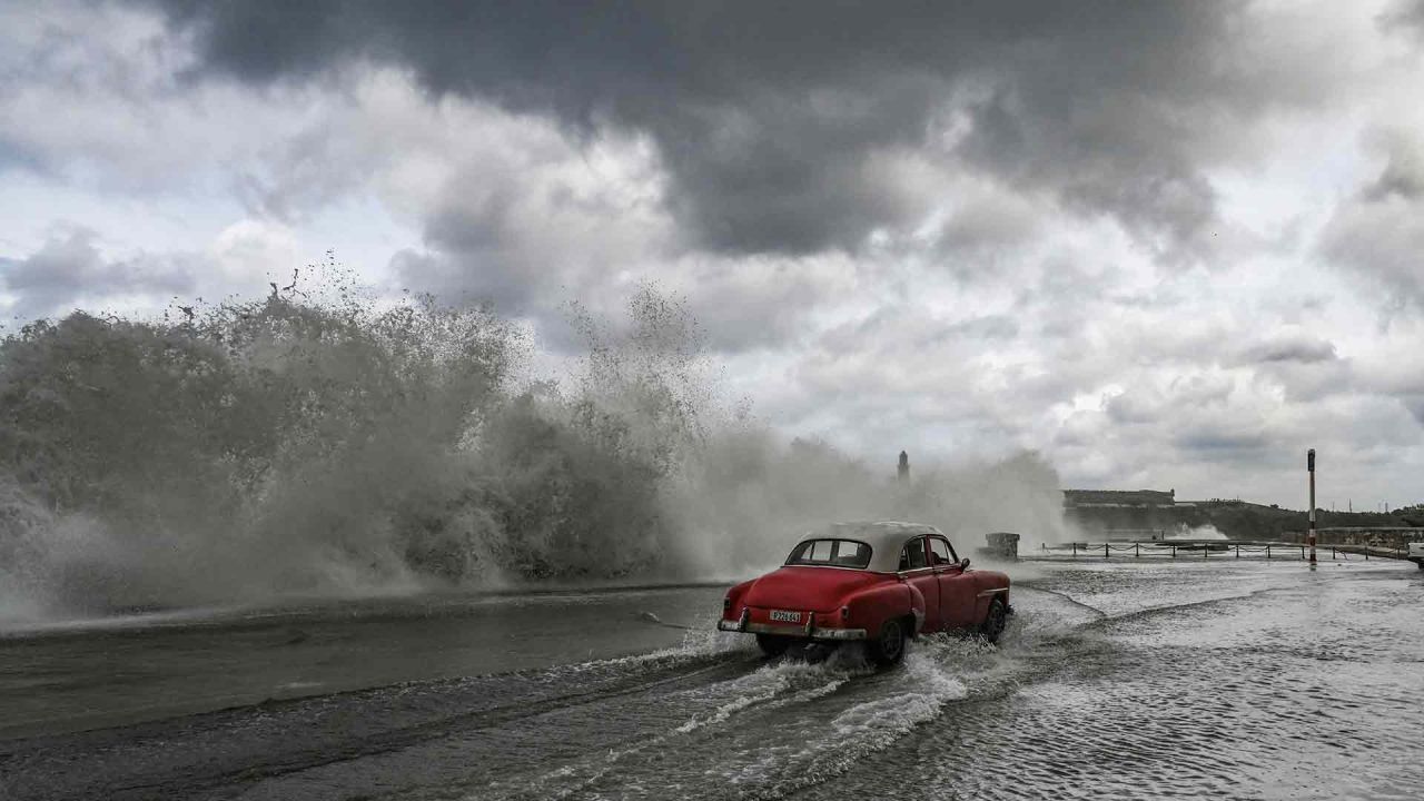 Un viejo automóvil estadounidense avanza entre las olas que se estrellan contra el malecón de La Habana debido al paso del huracán Milton. Foto de YAMIL LAGE / AFP | Foto:AFP