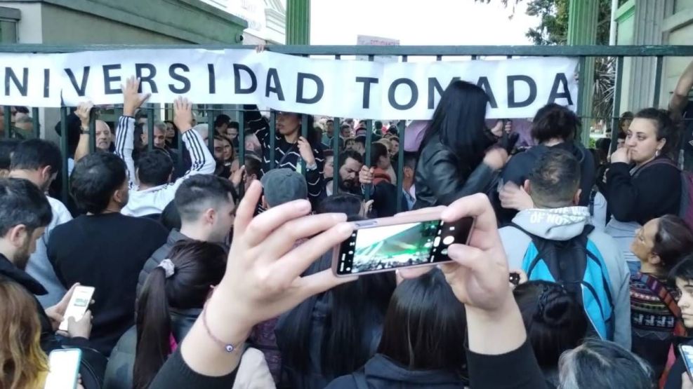 La Universidad de La Matanza no se había tomado desde su fundación hace 35 años. Frente al desfinanciamiento de las universidades, los jóvenes iniciaron su plan de lucha en defensa de la educación pública