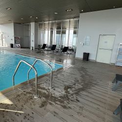 El Courtyard Las Condes tiene espacios amplios para compartir en grupo, varias terrazas y toques de color por todos lados. 