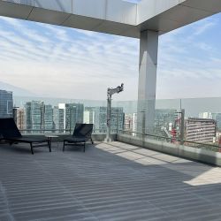 El Courtyard Las Condes tiene espacios amplios para compartir en grupo, varias terrazas y toques de color por todos lados. 