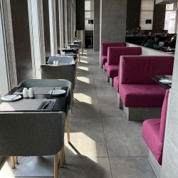 El Courtyard Las Condes tiene espacios amplios para compartir en grupo, varias terrazas y toques de color por todos lados. 