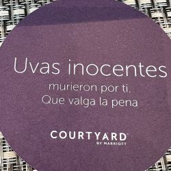 El Courtyard Las Condes tiene espacios amplios para compartir en grupo, varias terrazas y toques de color por todos lados. 