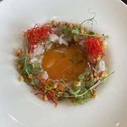 El Courtyard Las Condes tiene espacios amplios para compartir en grupo, varias terrazas y toques de color por todos lados. 