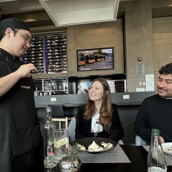 El Courtyard Las Condes tiene espacios amplios para compartir en grupo, varias terrazas y toques de color por todos lados. 