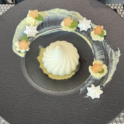 El Courtyard Las Condes tiene espacios amplios para compartir en grupo, varias terrazas y toques de color por todos lados. 