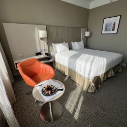 El Courtyard Las Condes tiene espacios amplios para compartir en grupo, varias terrazas y toques de color por todos lados. 